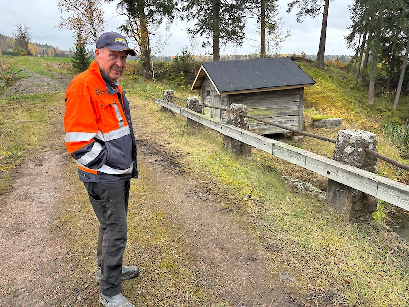 Mikko Punttila esittelee vanhaa palokoppia Iitinseudulle. Uusi katto on jo valmis.