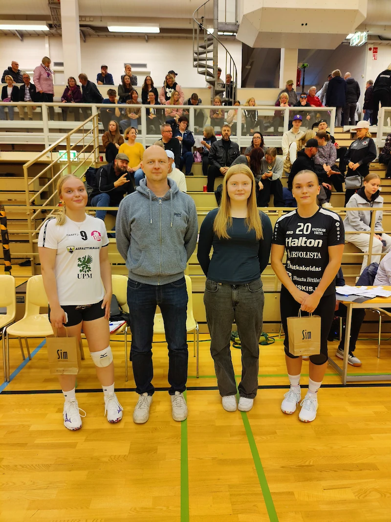 Parhaina palkitut KoLen Lumina Muhli (kuvassa vas.) ja Yrityksen Joanna Puukka. Kuvassa myös Kauskiksen toimitusjohtaja Kalle Linnala tyttärensä Vilman kanssa. (Kuva: Katja Backman).