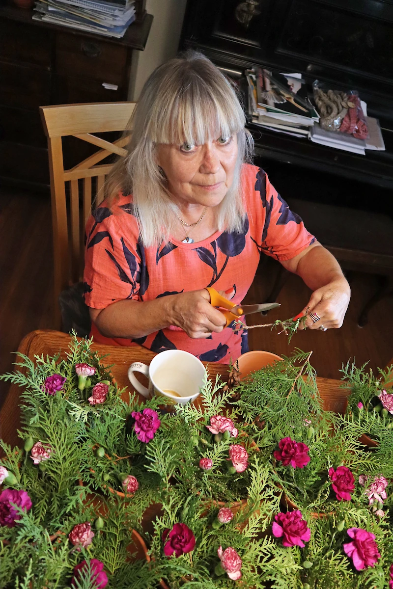 Kuvaushetkellä Iina Helander valmisti kukka-asetelmia syntymäpäiväjuhlaansa.