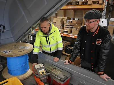 Pallaskallio ja Sopanen tarkastelevat työmaalta saapunutta tarvike- ja työkalukärryä.