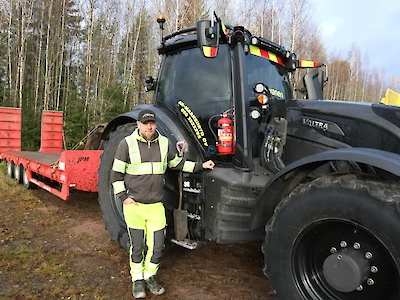 AK-Maansiirron kaluston tukikohta sijaitsee Kausalassa.