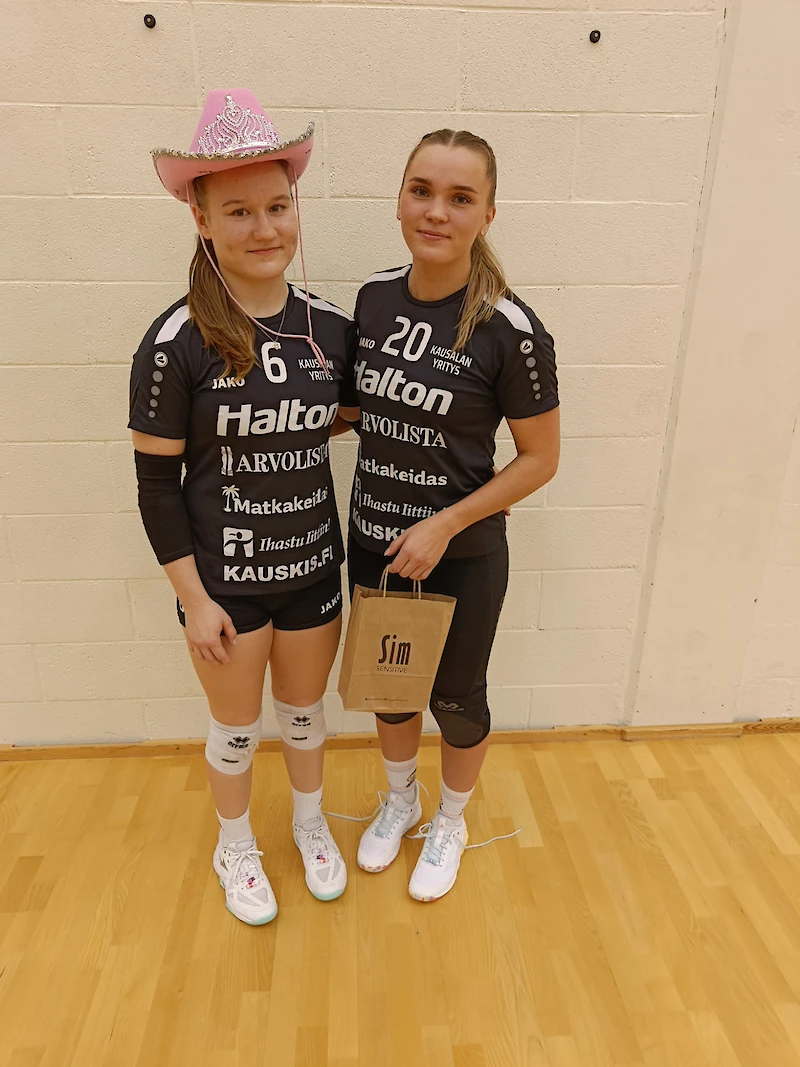 Yrityksen tärkein pelaaja oli Noora Ojala (vas.). Joukkueen parhaana palkittiin Joanna Puukka. (Kuva: Hannu Backman)