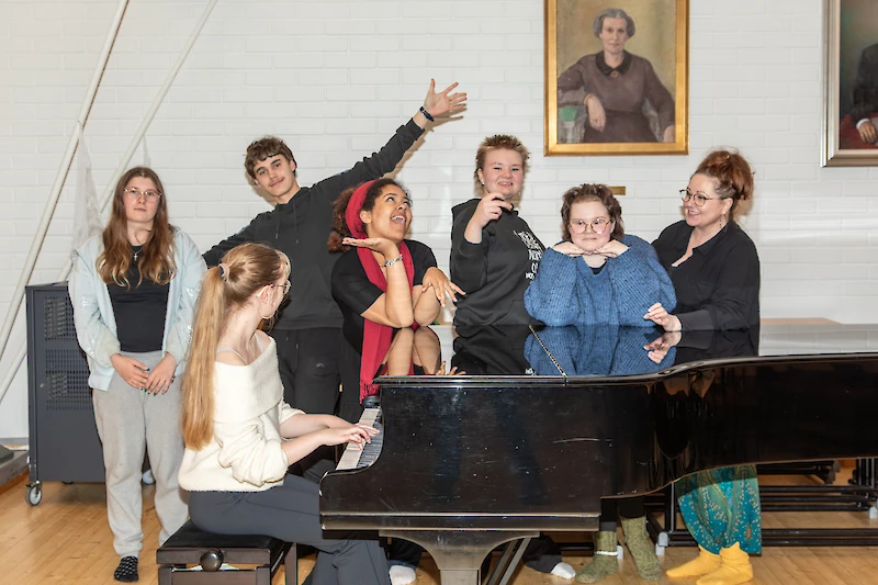 Kuvassa vasemmalta lueteltuina: Olga, Loviisa (pianossa), Lassi, Adetoun, Emma, Liisa ja Elina. (Kuvat: Sara Evans)