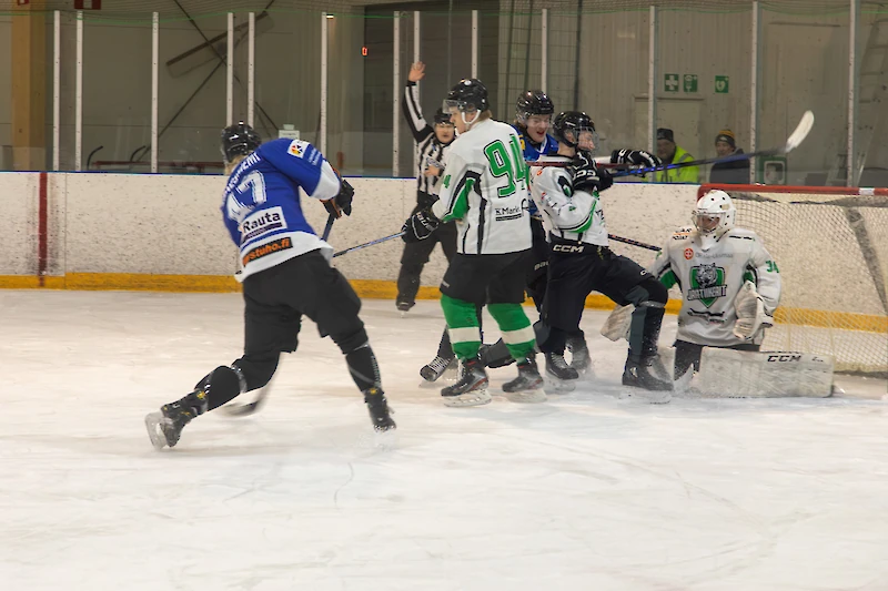 KooKoo/IiHoo pelasi sinisessä paidassa. (Kuva: Sara Evans)