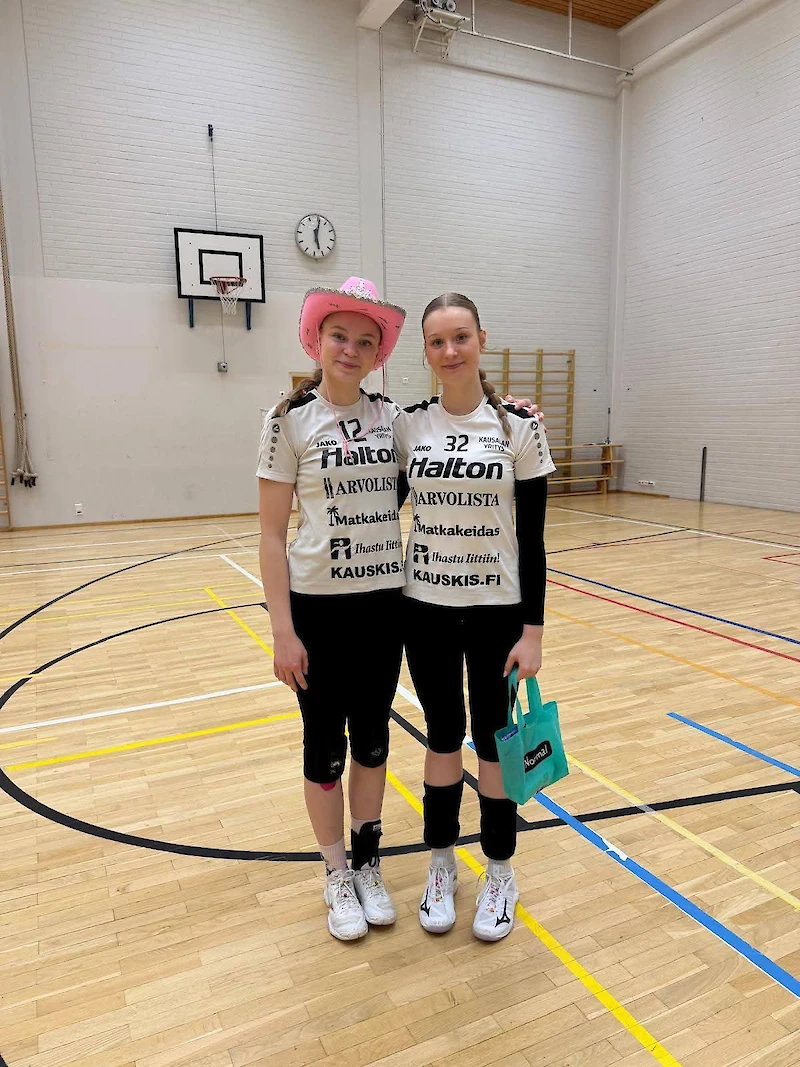 Yrityksen tärkeimmäksi pelaajaksi Joensuussa joukkue valitsi Viivi Ojala (vas.) ja Yrityksen parhaana pelaajana Joensuun raati palkitsi Jenni Lahtelan.