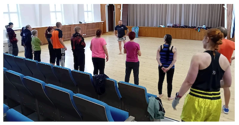 Hannu Vappula esitteli thainyrkkeilyn perusteita.