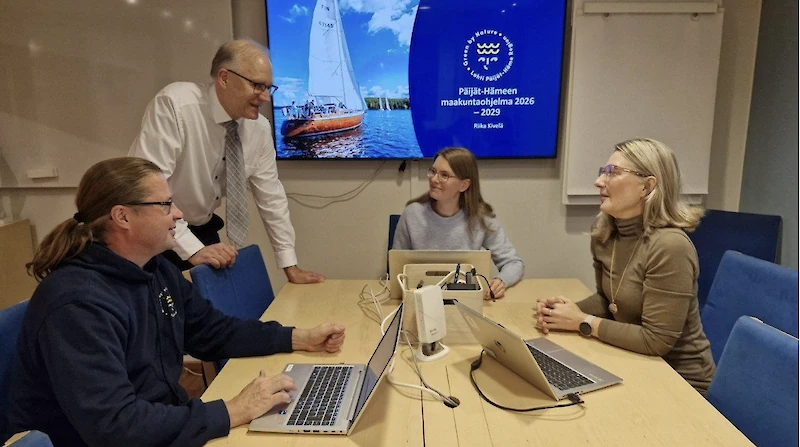 Petri Veijalainen, Juha Hertsi, Elina Aakko ja Riika Kivelä käyvät läpi maakuntaohjelmasta annettuja palautteita. (Kuva: Päijät-Hämeen liitto)