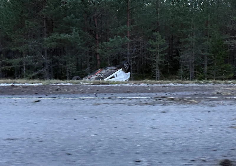 Toinen autoista päätyi katolleen ojaan.