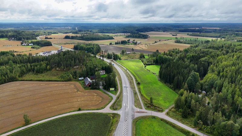 Ilmakuva ensimmäiseen rakennusurakkaan kuuluvan alueen länsipäästä. (Kuva: Väylävirasto)