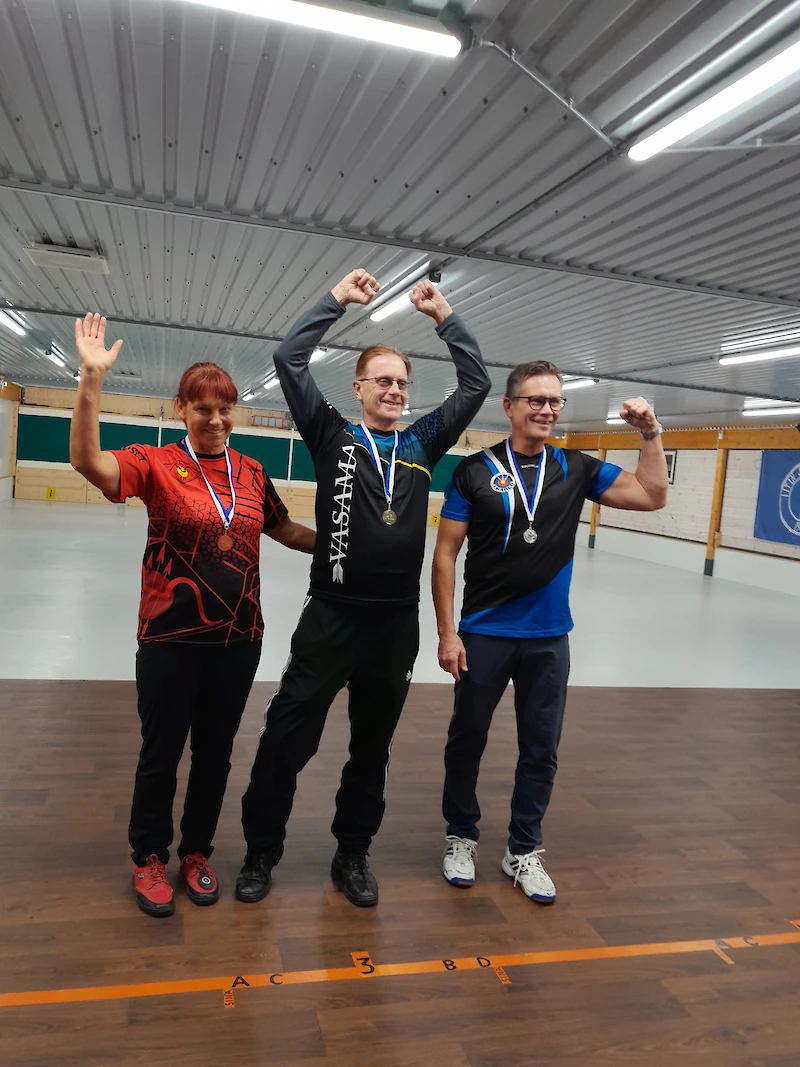 Yleinen Tähtäin 60 -luokan palkitut: keskellä voittaja Jari Johansson, hopealla oikealla Tomi Poikolainen ja vasemmalla pronssilla Anne Backman. (Kuvat: Arja Lehto)