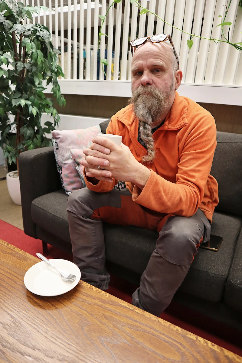 Pauli Similä juo kahvin mustana.