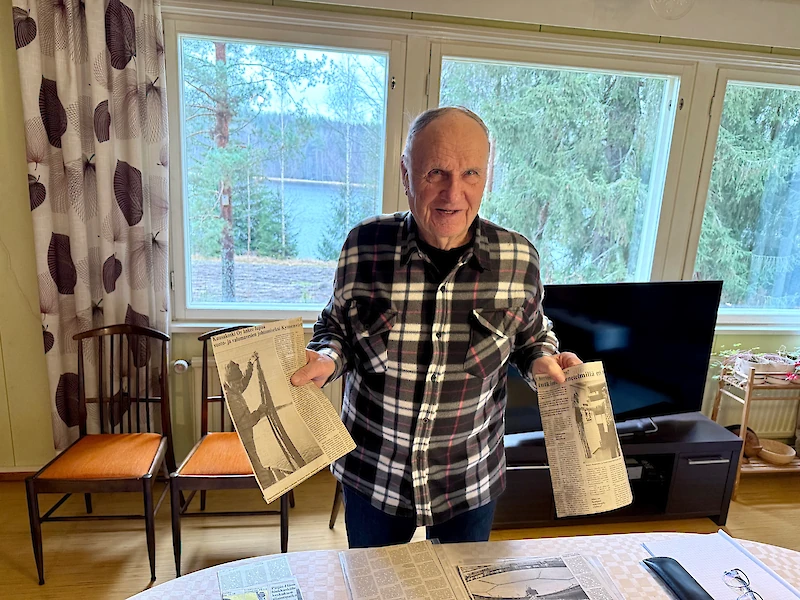Aimo Pekkolalla on hallussaan Kymijoen suojeluun liittyviä lehtileikkeitä.