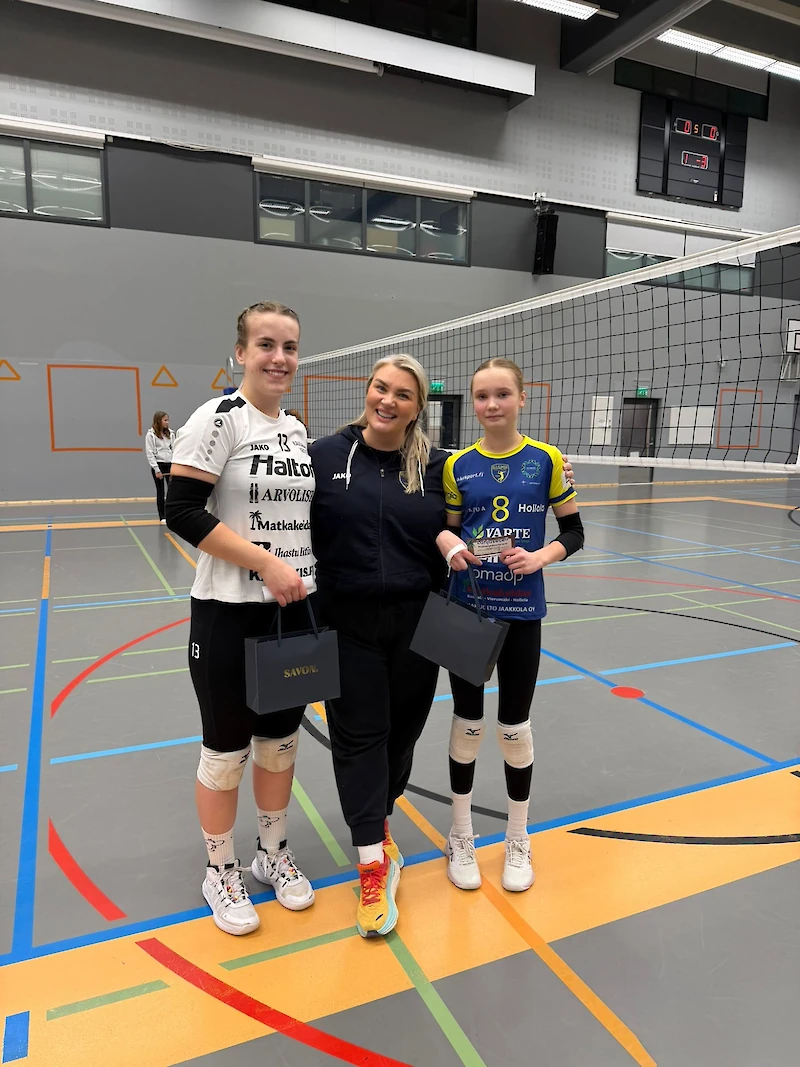 Yrityksen parhaana pelaajana palkittiin Ruusa Seppälä ja Salpiksesta Ella Kiviö. (Kuva: Heli Lahtela)