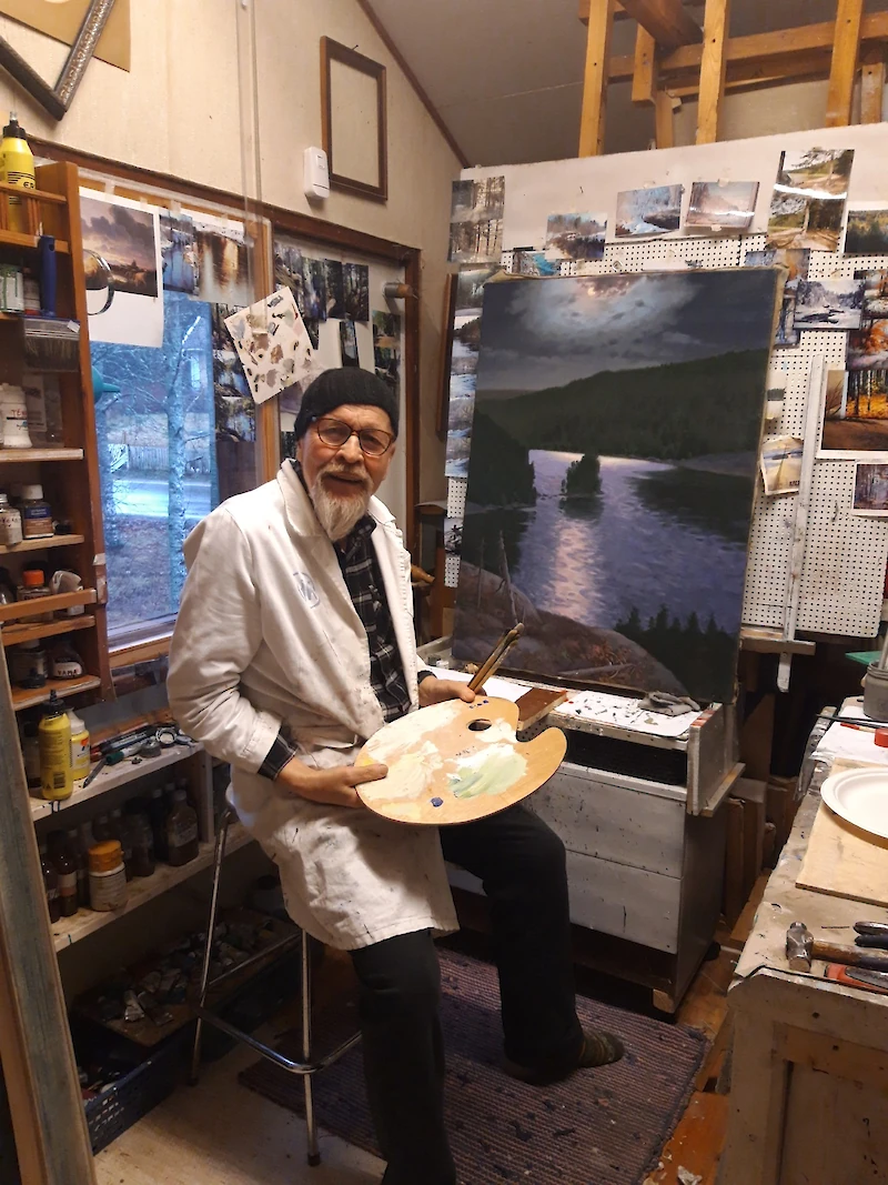 Taitelija Ahti Haapaniemi työnsä äärellä.