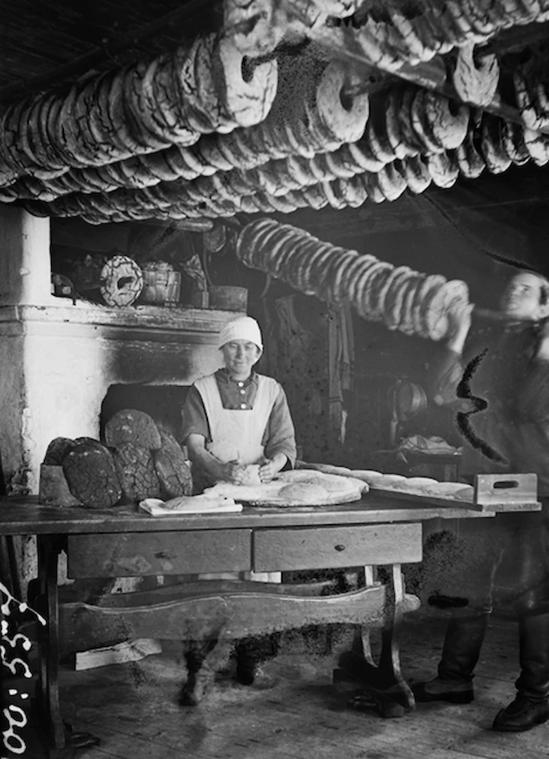 Koskipään emäntä leipoo joululeipiä ja joululimppuja... (Kuvaaja: Aino Oksanen 1926 / Museovirasto)