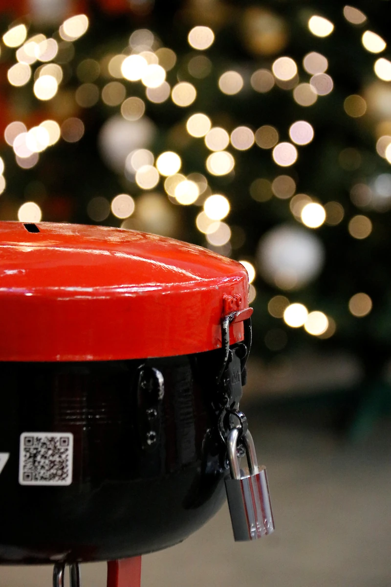 Vuoden 2025 Joulupata-kampanjan visuaalisuuden keskiössä on Joulupata, tuttu ja luotettava auttamisen symboli, johon on voinut lahjoittaa jo yli sadan vuoden ajan.