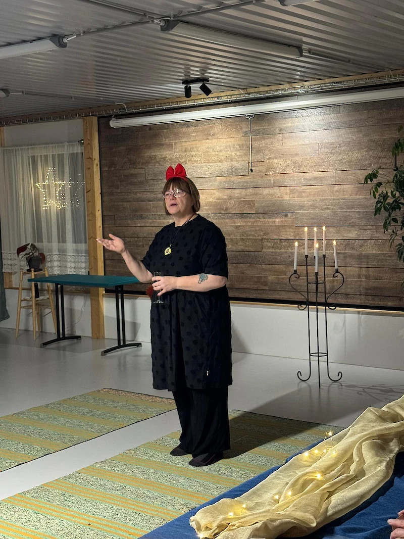 Marjo Tuominen "Kaala-Illassa" L-hallilla.