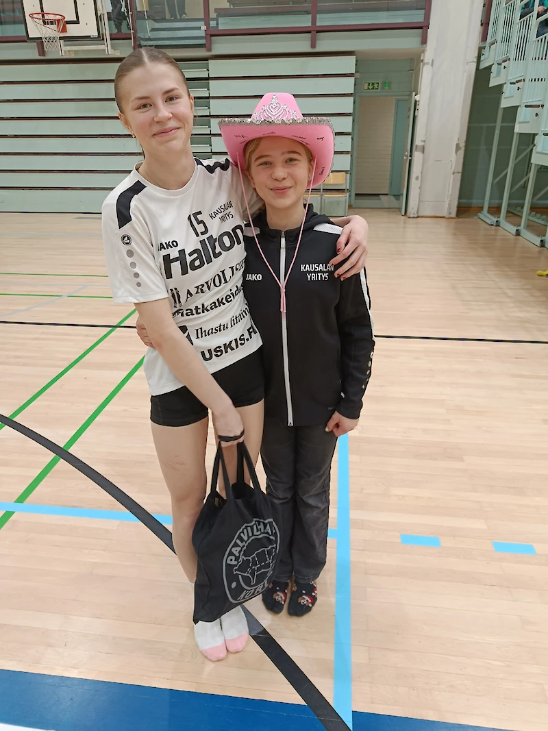 Yrityksen parhaana palkittu Saana Tapio otti katsomossa kannustaneen Emma Ryypön halailuun. (Kuva: Hannu Backman)