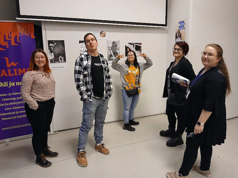 Kuvassa Hanna Klinga, Arttu Harinen, Mira Grönholm, Emilia Villberg ja Sanni Kiukkonen väkivaltaa ja sen ehkäisyä käsittelevän valokuvaprojektin äärellä.