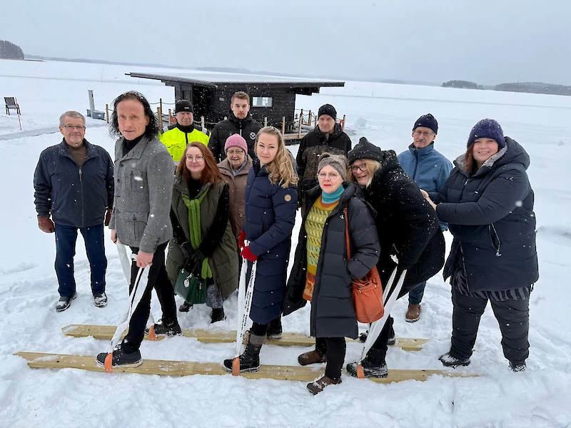 Kuvassa vasemmalta lueteltuina: Reijo Leino, Timo Mäkinen, Pekka Rautiainen, Elina Eloranta, Mailis Alaharju, Henri Haapaniemi, Mira Suutarinen, Pentti Kivinen, Anna-Leena Ilmarinen, Satu Halonen, Seppo Arola ja Saara Niskanen.