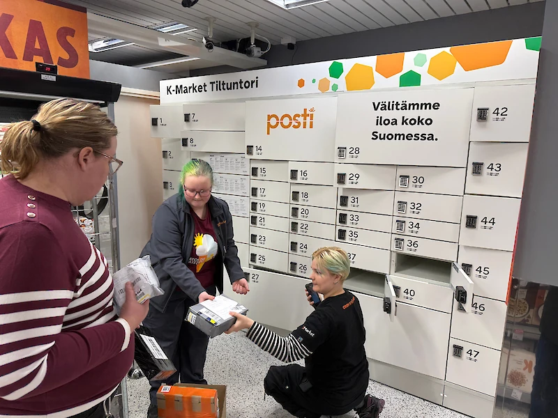 Kauppias Sanna Huhtanen sekä Kira Kinnari ja Matleena Pelkonen täyttivät pakettiautomaattia.