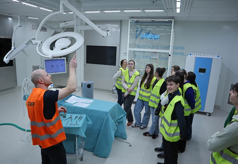 Tuomas Kaukola kertoi ilmanvaihdon tutkimuksesta ranskalaisnuorille.