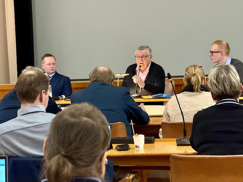Esa Lehtinen muistutti valtuutettuja valmistautumaan kokouksiin paremmin.