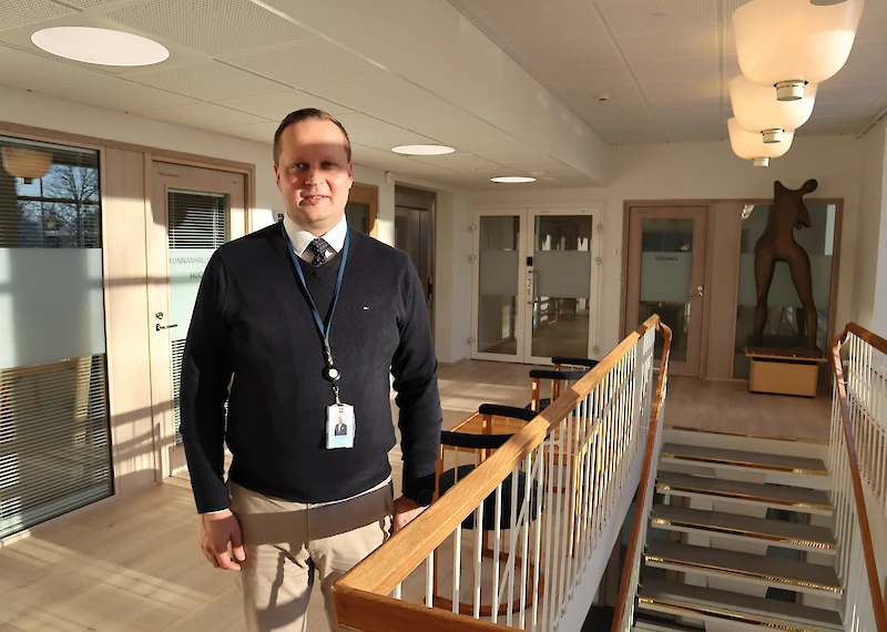 Kunnanjohtaja Jarkko Salosen mielestä valoisuus on parasta uusissa tiloissa.