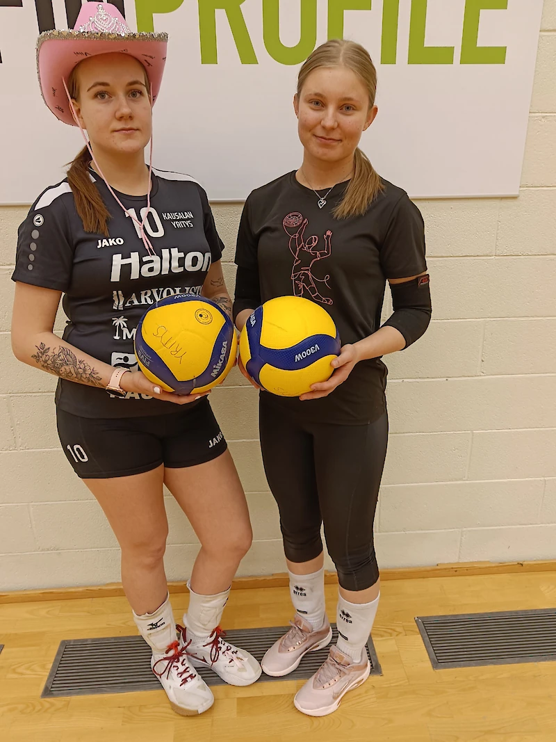 Mikkelissä Yrityksen tärkeimpänä pelaajana palkittiin hattupäinen Sara Kiukas. Hänen vierellään seisoo parhaana palkittu Aada Romppainen. (Kuva: Hannu Backman)