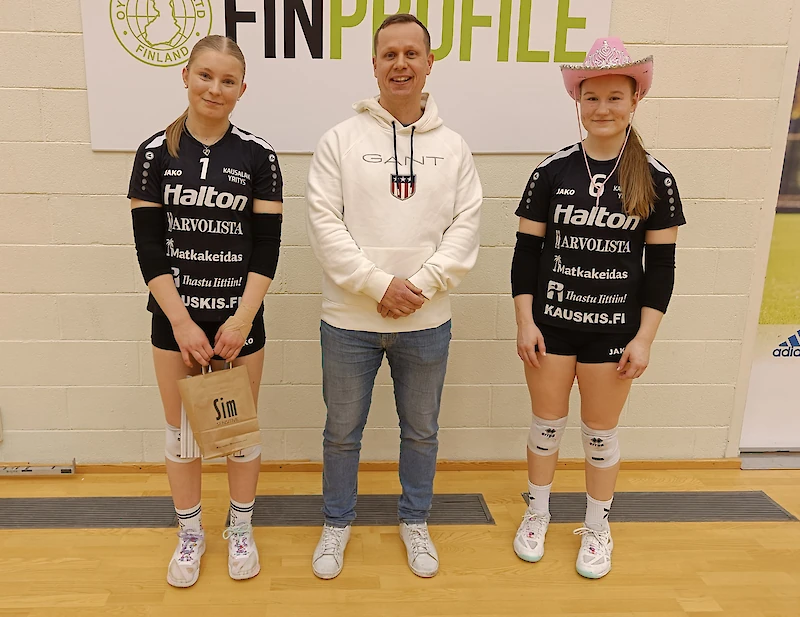 Finprofilen Lauri Kokko palkitsi Yrityksen parhaana Aada Romppaisen. Yritys palkitsi joukkueen sisältä hattupäisen Noora Ojalan.