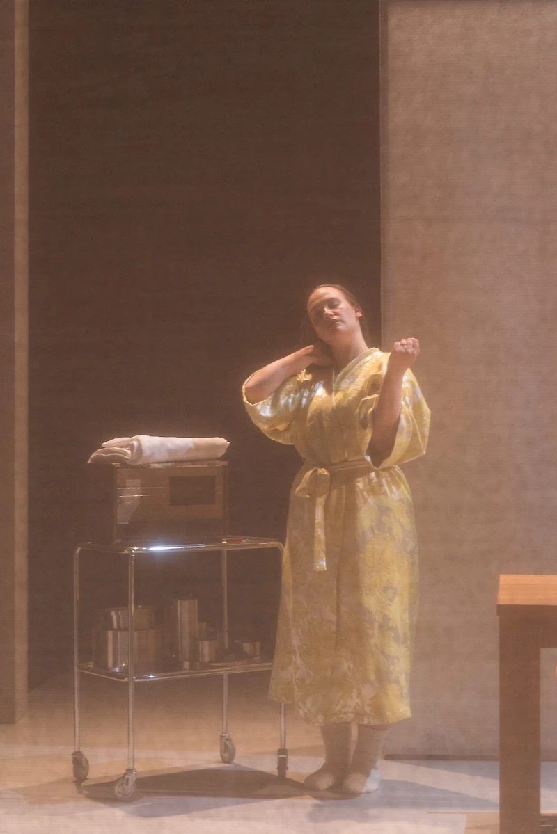 Marja-Liisa Vartiota näyttelee Aurora Manninen. (Kuva: Lahden kaupunginteatteri)