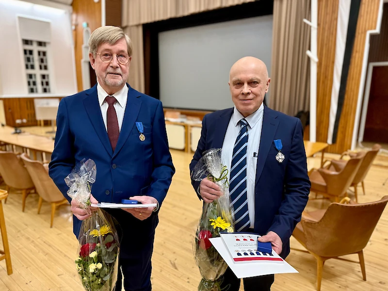 Antti Kankkunen (sd.) sai Suomen Valkoisen Ruusun I luokan mitalin kultaristein, Iitin lukion ja yläkoulun entinen rehtori Ari Toropainen Suomen Valkoisen Ruusun ansioristin.