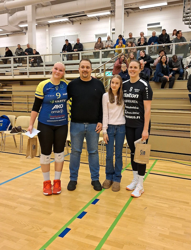 Joukkueiden parhaana palkittiin Salpiksen Vilma Papinkivi ja Yrityksen Jenni Mäkinen. Raadin muodosti otteluisäntänä toiminut Kausalan Matkakeidas, jonka edustajat Aarto ja Sara Rajakko. (Kuva: Kati Backman)