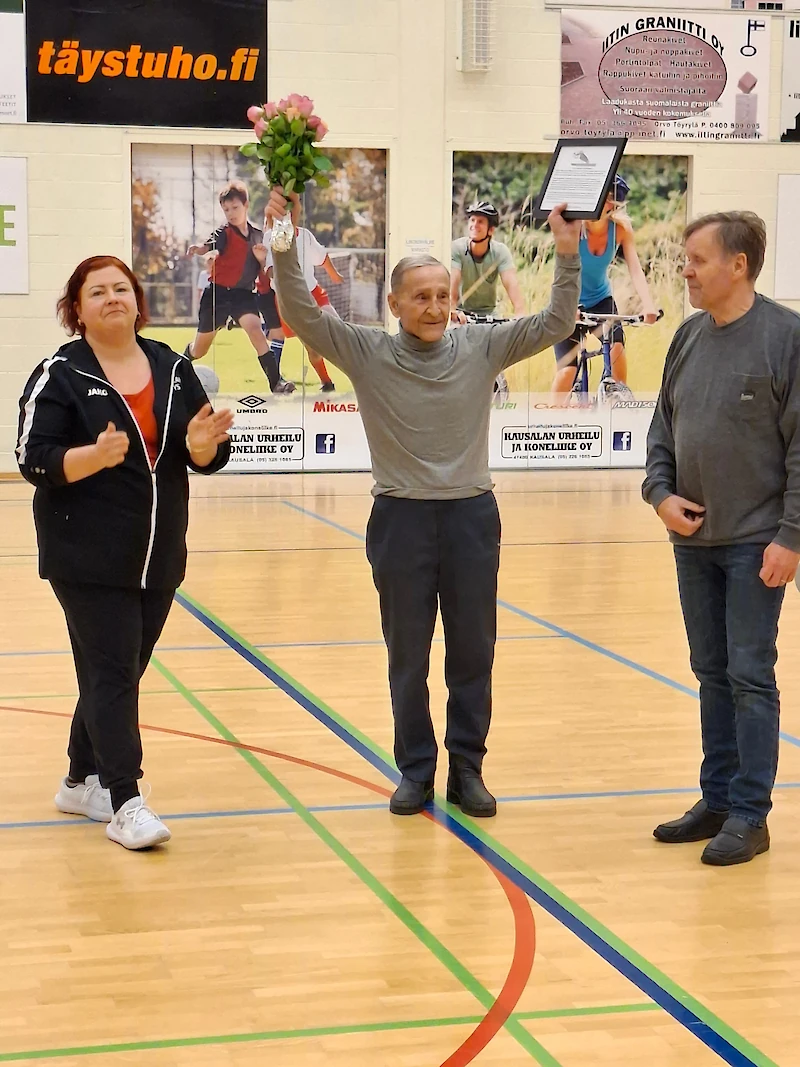 Kukat ja kunniataulun Holmalle ojensivat Yrityksen puheenjohtaja Kaisa Märkjärvi ja varapuheenjohtaja Matti Simola. (Kuva: Kati Backman)