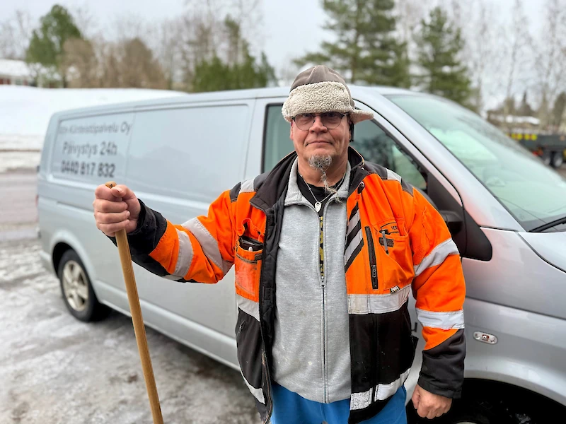 Heikki Hutri päässään miehen tavaramerkiksi muodostunut lentäjänlakki. (Kuva: Veli-Pekka Kelloniemi)