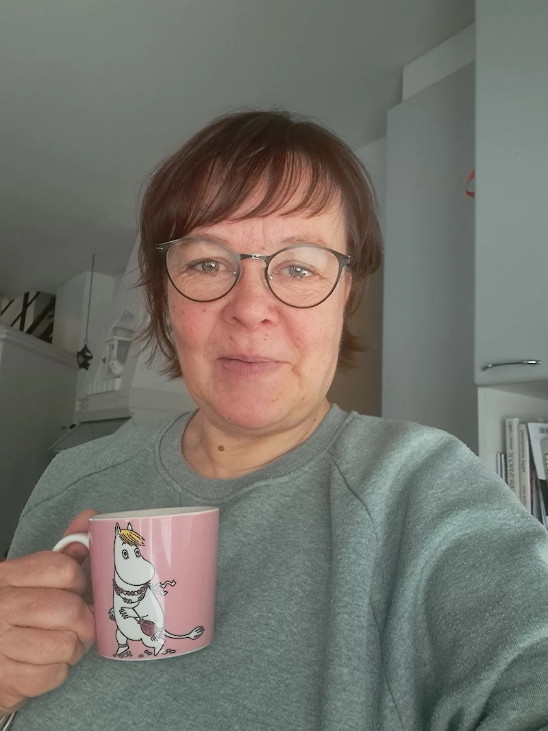 Rauhalliset aamukahvihetket ovat tärkeitä Annukka Linniselle. (Kuva: Annukka Linnisen kotialbumi.)