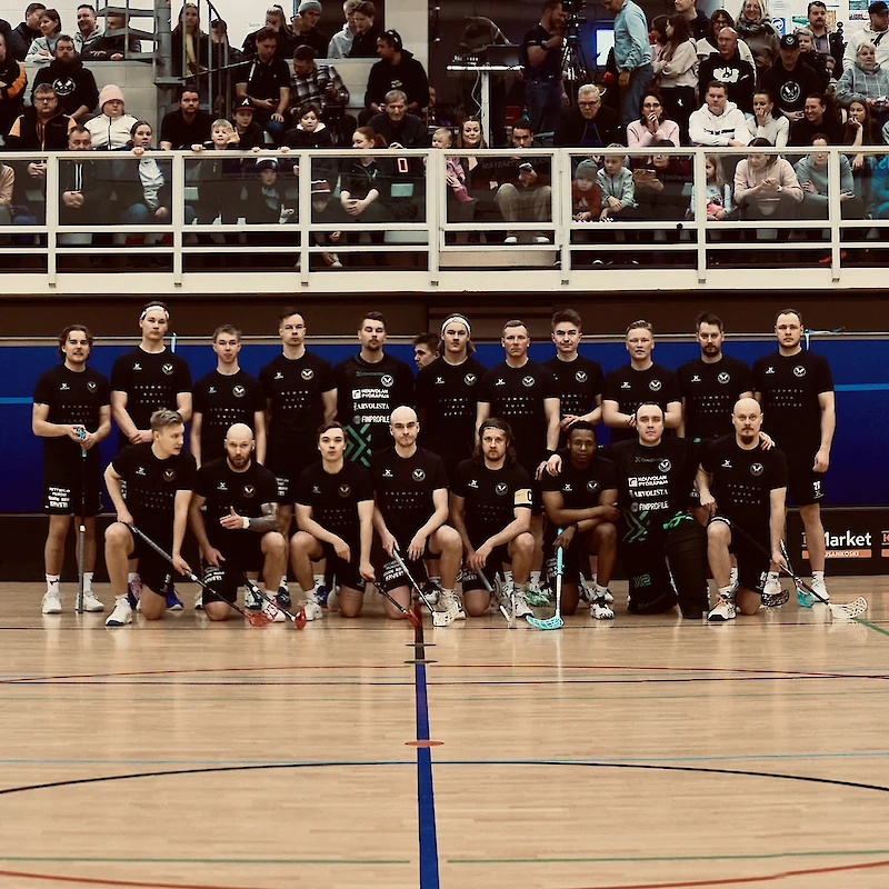 Kyljykset ryhmäpotretissa 24.1. käydyn 10-vuotisjuhlaottelun yhteydessä. (Kuva: Janne Virtanen)