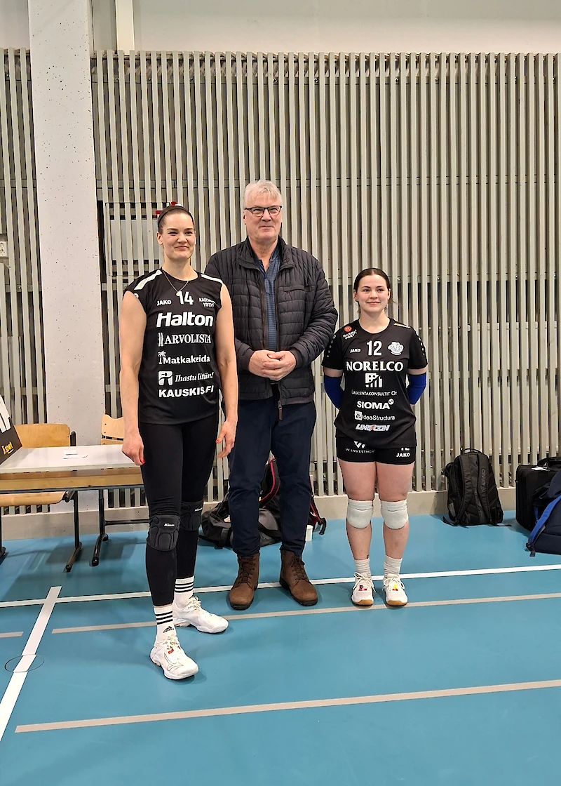 Yrityksen parhaana palkittu Saara Rantanen (kuvassa vas.), raadin jäsen Matti Laamanen ja Ajon palkittu libero Henna Pirinen. (Kuva: Kati Backman)