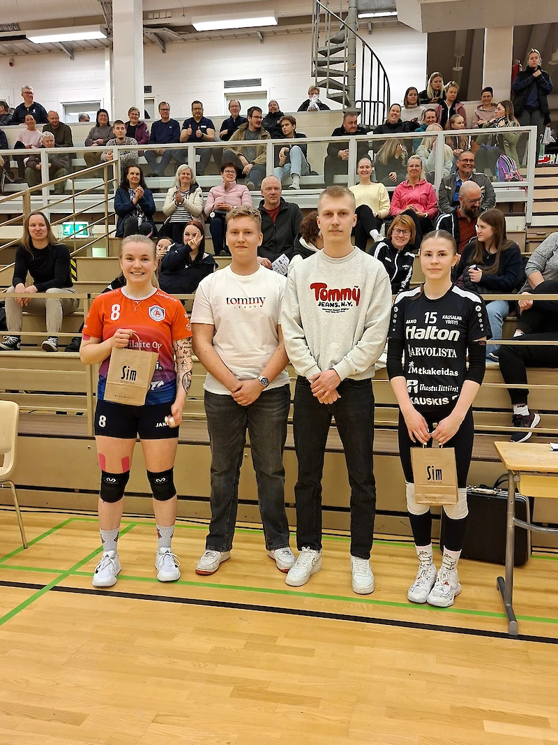Otteluisännän edustajat Niilo Hutri ja Niko Rautio valitsivat parhaat pelaajat: Arctic Volleyn n:o 8 Sonja Paavola ja Yrityksen n:o 15 Saana Tapio.
