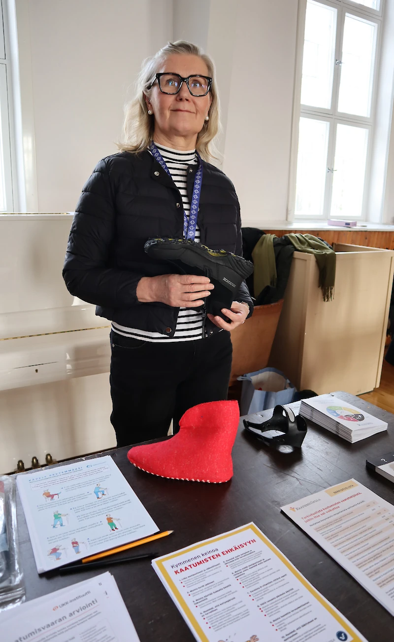 Iiris Salomaa tapasi iittiläisiä Ikiliikkuja-tapahtumassa Ravilinnassa. Salomaa työskentelee asiantuntijana Päijät-Hämeen hyvinvointialueen hyvinvoinnin ja terveyden edistämisen yksikössä.