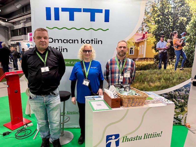 Rakennustarkastaja Petri Miettinen, Radansuun ryhmäpuutarhayhdistyksen Marianne Lauslehto ja projektipäällikkö Juha-Matti Haapsaari ottivat messuvieraat vastaan Iitin osastolla.