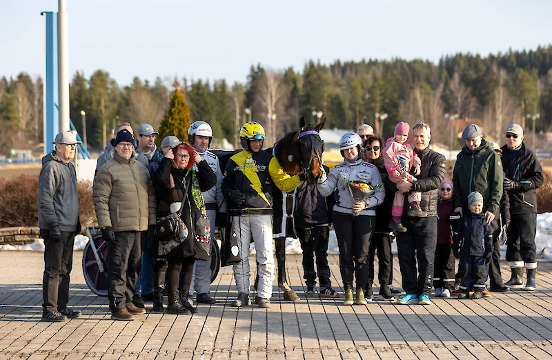 Aino Salon hoitaman Com Rolfin voitosta pääsi Kouvolassa 14.3. nauttimaan suuri omistajajoukko. (Kuva: Iita-Maria Ahtiainen)