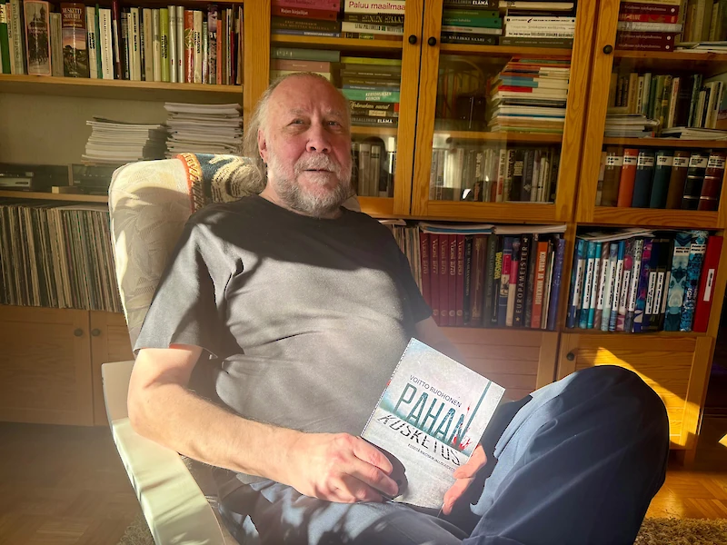 Voitto Ruohonen kotonaan Iitissä. (Kuva: Veli-Pekka Kelloniemi)