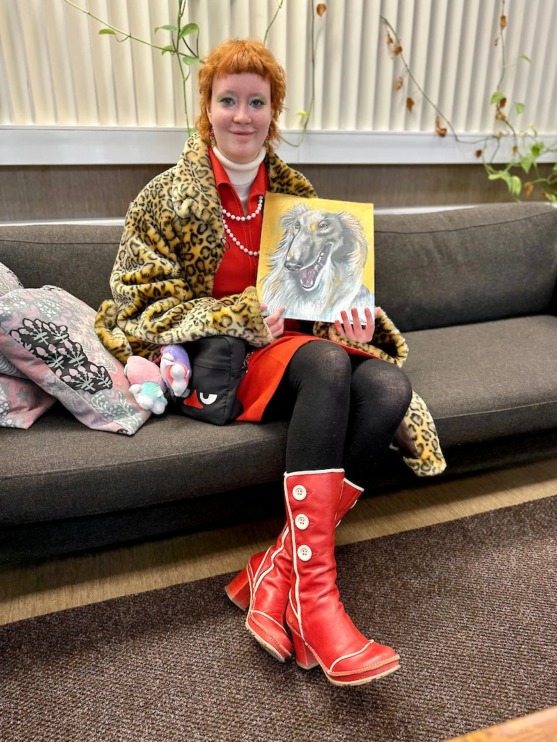 Alma Tähti ja koiramaalaus. (Kuva: Veli-Pekka Kelloniemi)