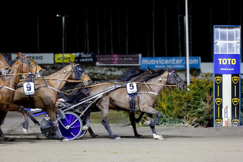 Com Milton (5) puristi Corazon Combon ulkopuolelta voittoon Jokimaalla.