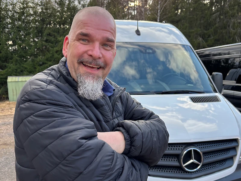 Jarkko Helminen esittelee koulutaksiaan. Vuosimallin 2018 auto vaihtuu pian uudempaan.