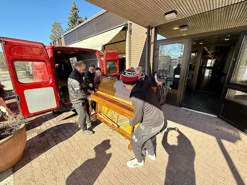 Pianon kantamisessa Satu Halosta ja liikunnanohjaaja Henniina Hulkkoa oli avustamassa Iitin työpajan väkeä.