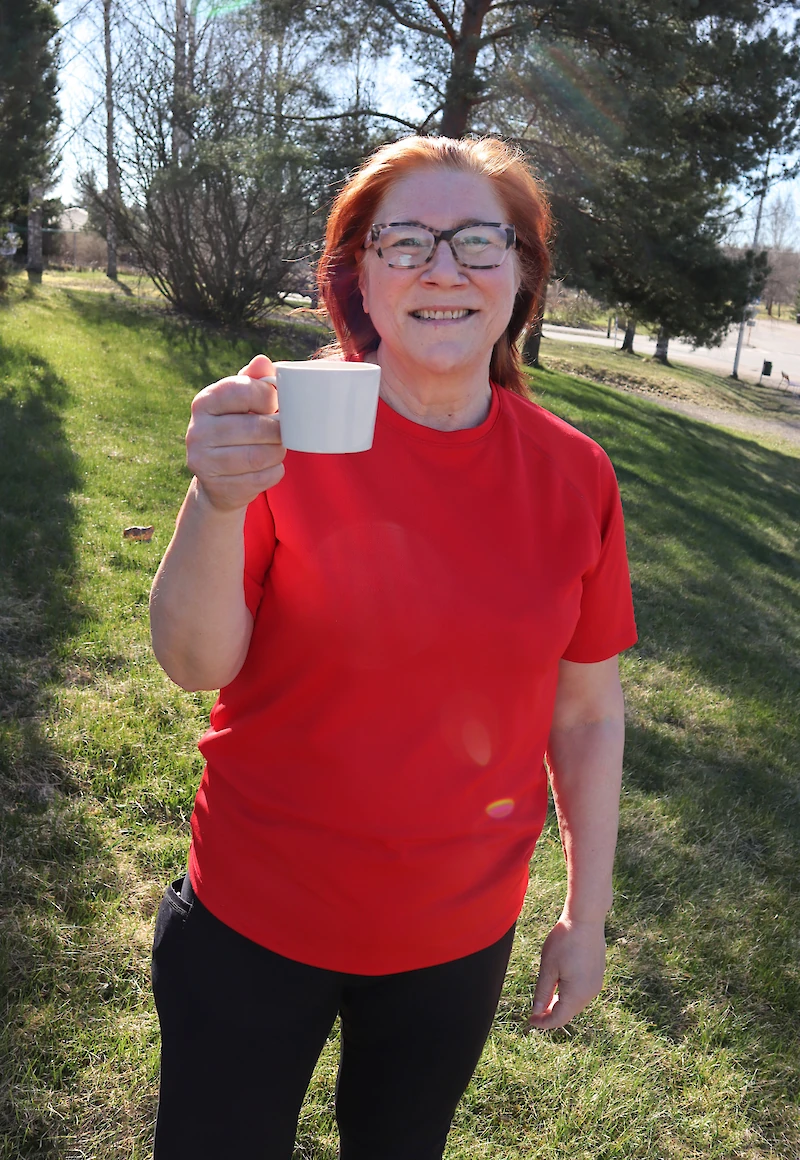 Sanna Olanderin kahvissa "valkoista" on tarkkaan lorautettu määrä.