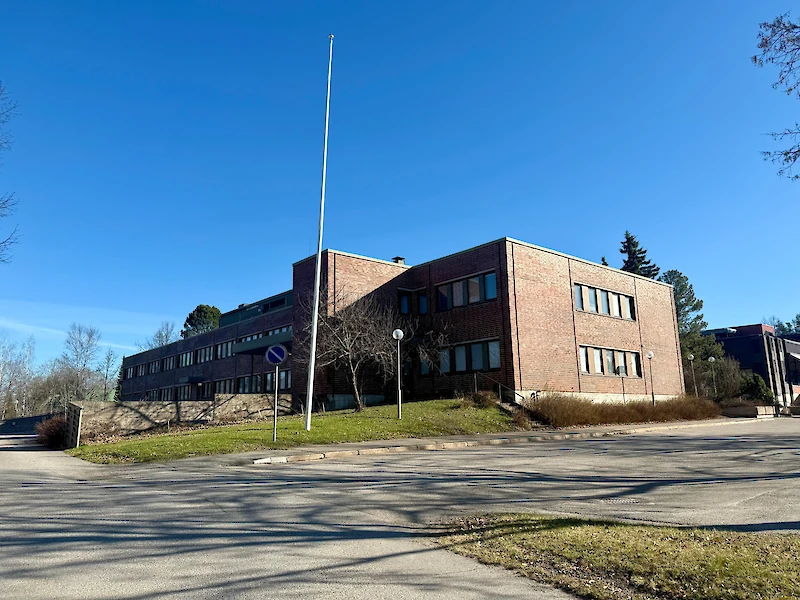 Entinen virastotalo odottaa uutta omistajaa.