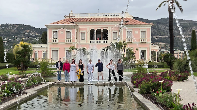 Villa Ephrussi de Rotschild. Kuvassa Emilia Tojkander, Venla Vilén, Saga Äikää, Olga Komulainen, Elias Lehtonen, Sulo Lehesvuori, Melissa Mikkola ja Kiira Haukkavuori. (Kuvat: Tarja Virtanen)